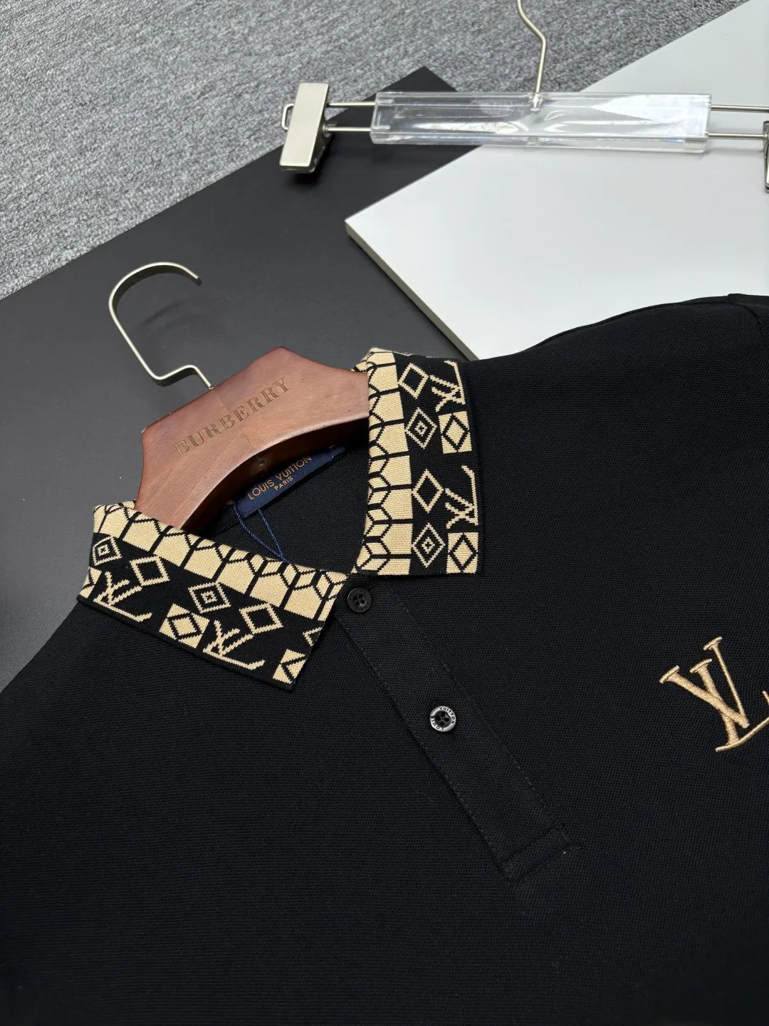 🅿️210 LV Louis Vuitton's new embroidered Polo shirt. Original fabric. Official same style. Made of 210 grams of pure cotton pique fabric, customized in the same vat dyeing fabric. It feels very comfortable and smooth. The version is quite wide and stylish. Produced by a first-line brand factory. Imported Behringer embroidery machine. The embroidery is full and textured. The collar rib is woven with imported yarn. It will not deform after long-term wear. The latest style for spring and summer. Fashionable and individual. Super versatile and good-looking. It is very suitable for both men and women. A must-have item. Color: black, white, apricot, royal blue. Size: M-XXXL